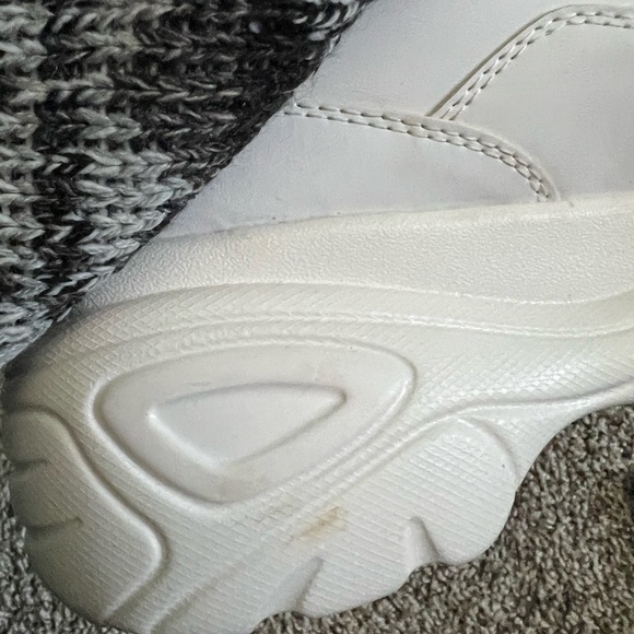 Never worn but does have some staining from the factory, women’s size 8 - Picture 6 of 9